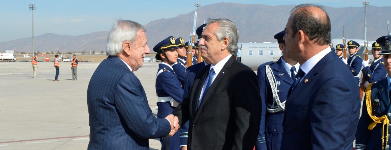 Canciller Alberto van Klaveren recibe al Presidente de Argentina en su llegada a Chile