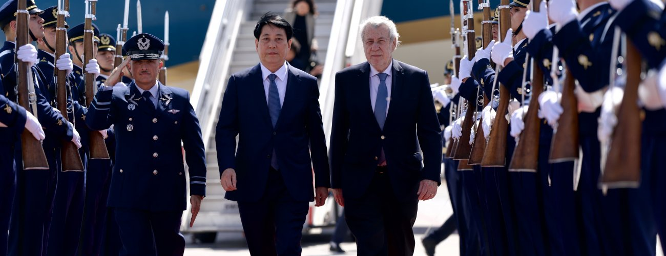 Canciller Alberto van Klaveren recibió al Presidente de la República Socialista de Vietnam a su llegada a Chile
