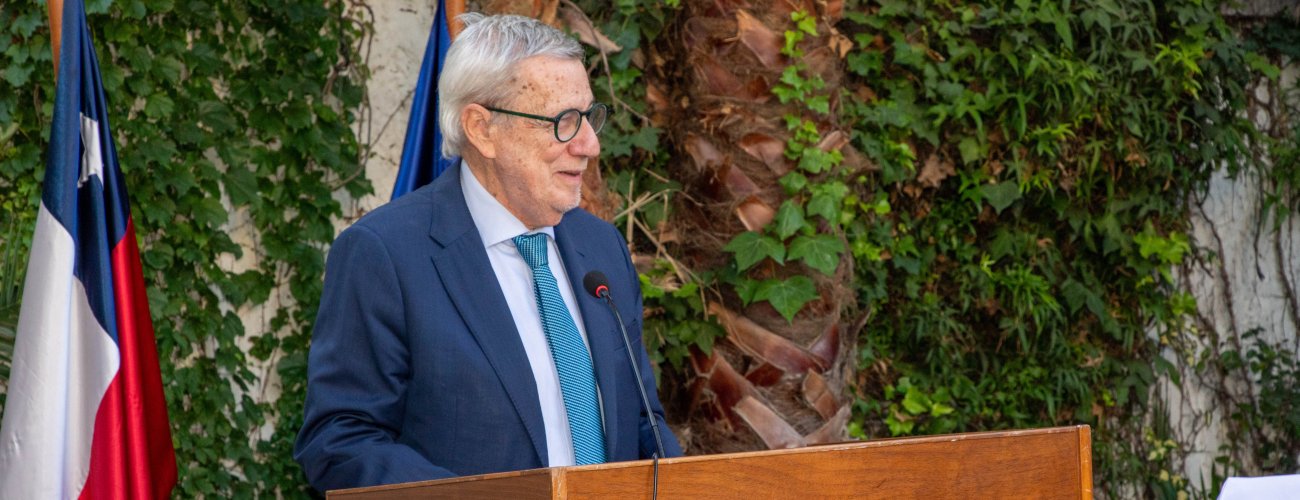 Ministro expone los desafíos de la política exterior nacional en ceremonia de egreso del Instituto de Estudios Internacionales de la Universidad de Chile