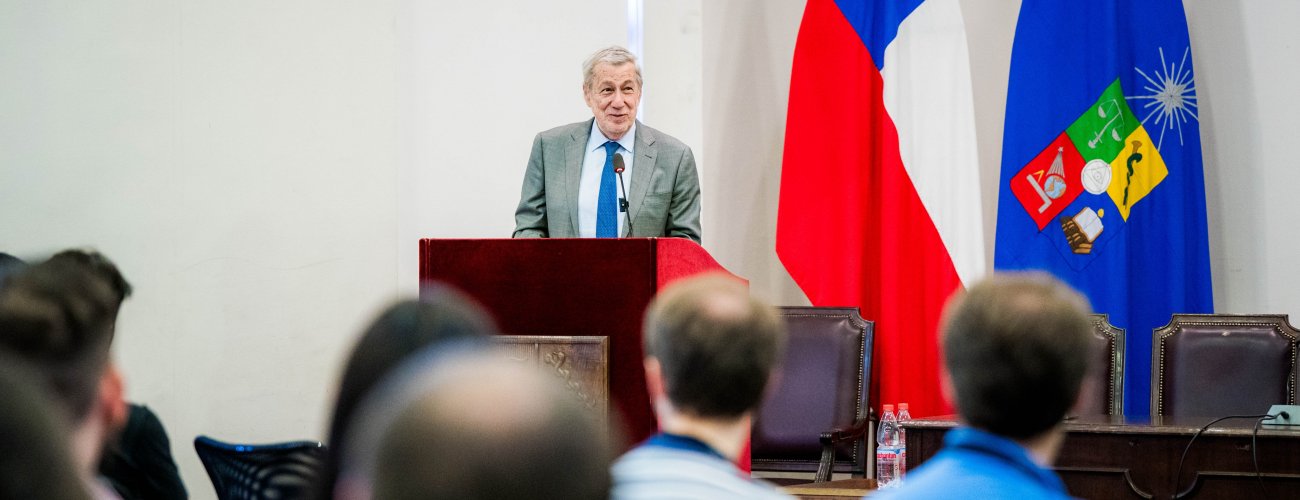 Canciller realiza clase magistral en el primer Congreso de Estudiantes de Posgrado de la Universidad de Chile