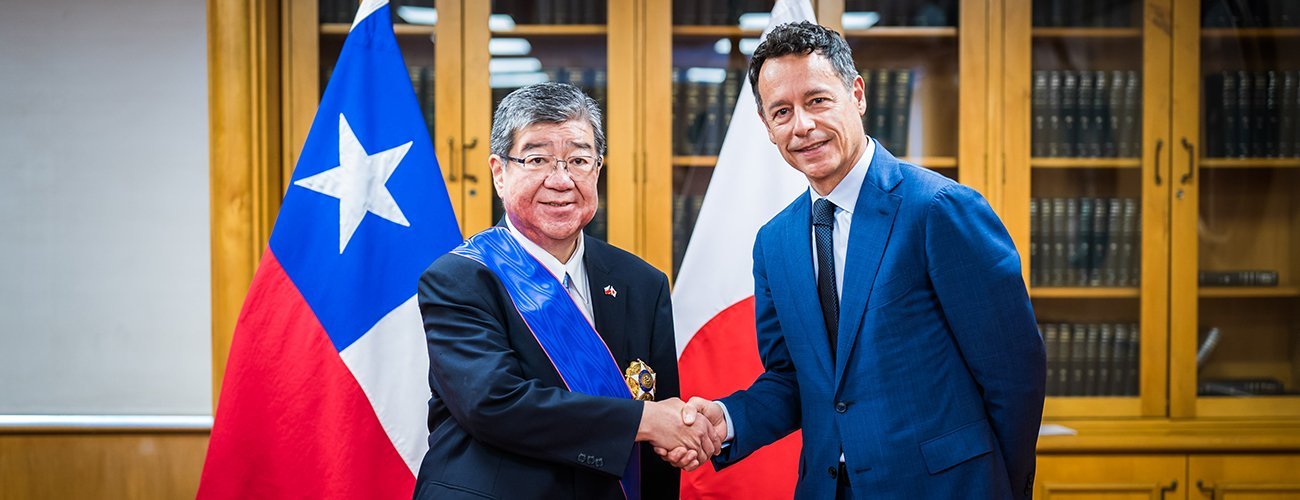 Subsecretario (s) de Relaciones Exteriores condecora a embajador de Japón en Chile