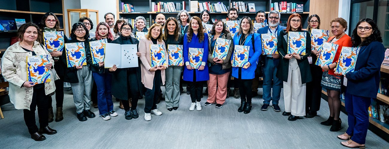 Canciller (s) presenta Pequeña Enciclopedia Antártica, publicación infantil sobre el continente blanco