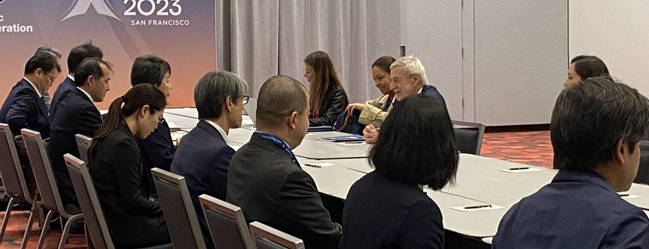 Ministro Alberto van Klaveren se reúne con su par de Japón en el marco de la Cumbre APEC
