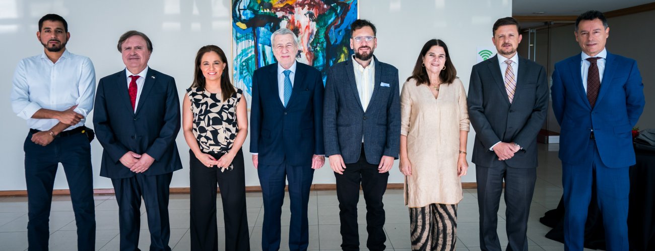 Canciller se reúne con diputados y conversan sobre la agenda internacional del Gobierno