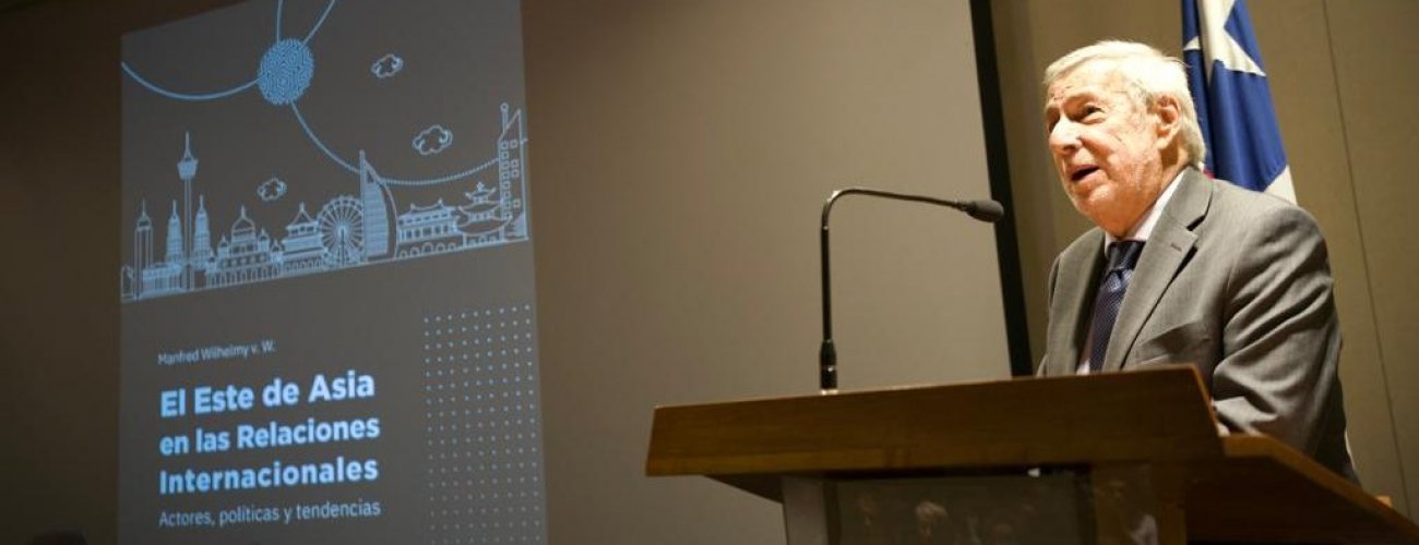 Canciller van Klaveren participa en lanzamiento de libro sobre el desarrollo del Este de Asia