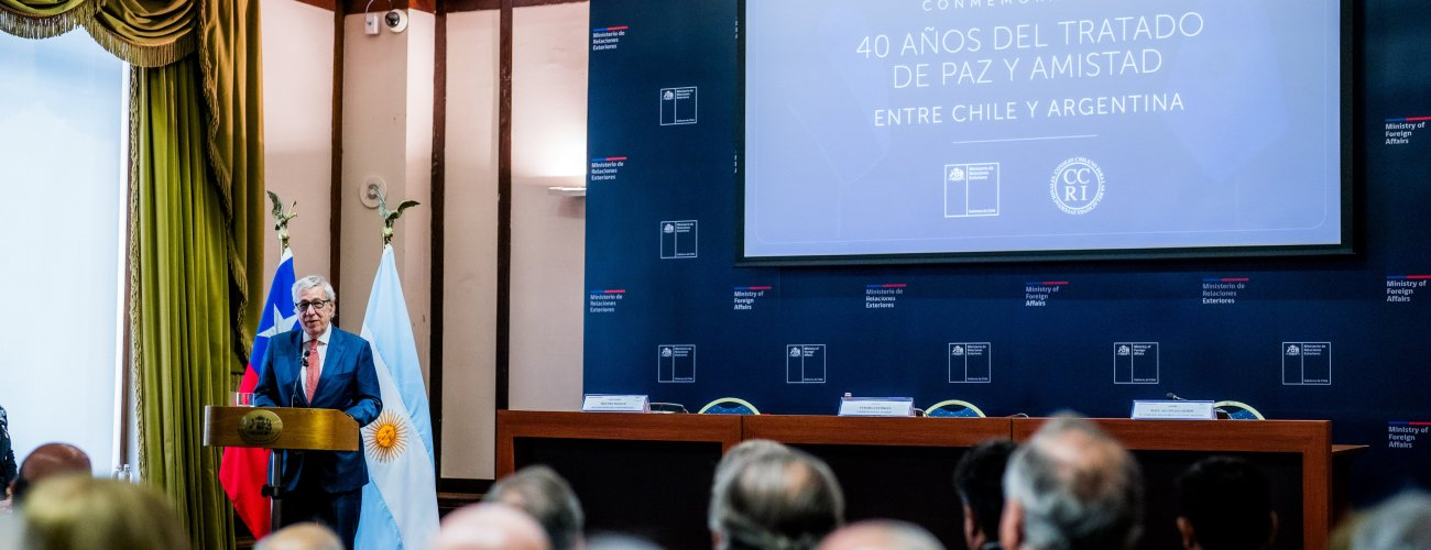 Ministro van Klaveren inaugura seminario conmemorativo sobre los 40 años Tratado de Paz y Amistad entre Chile y Argentina