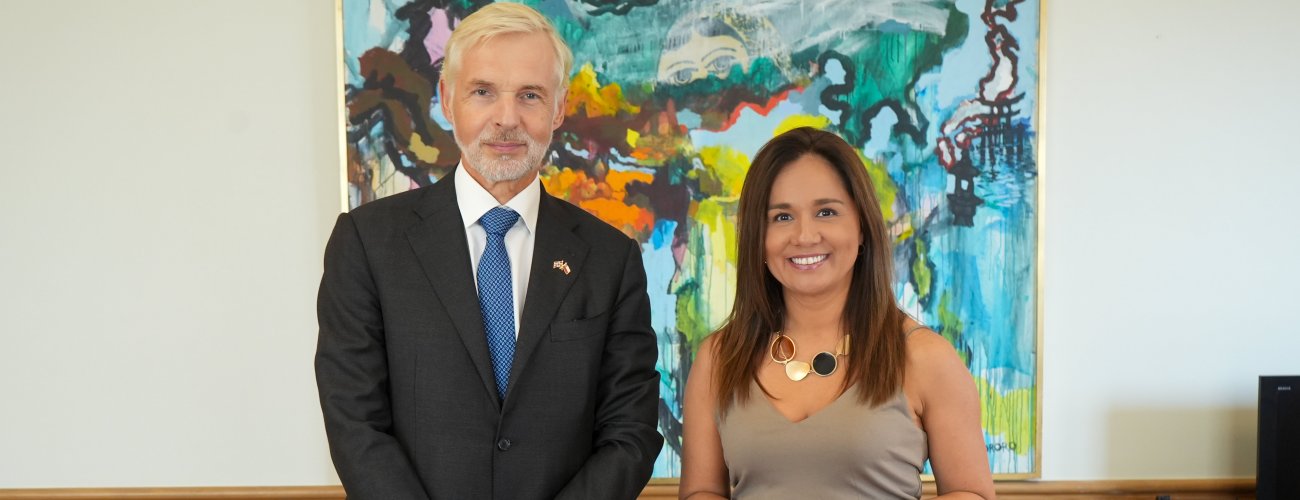 Canciller (s) se reúne con embajador de Noruega en Chile
