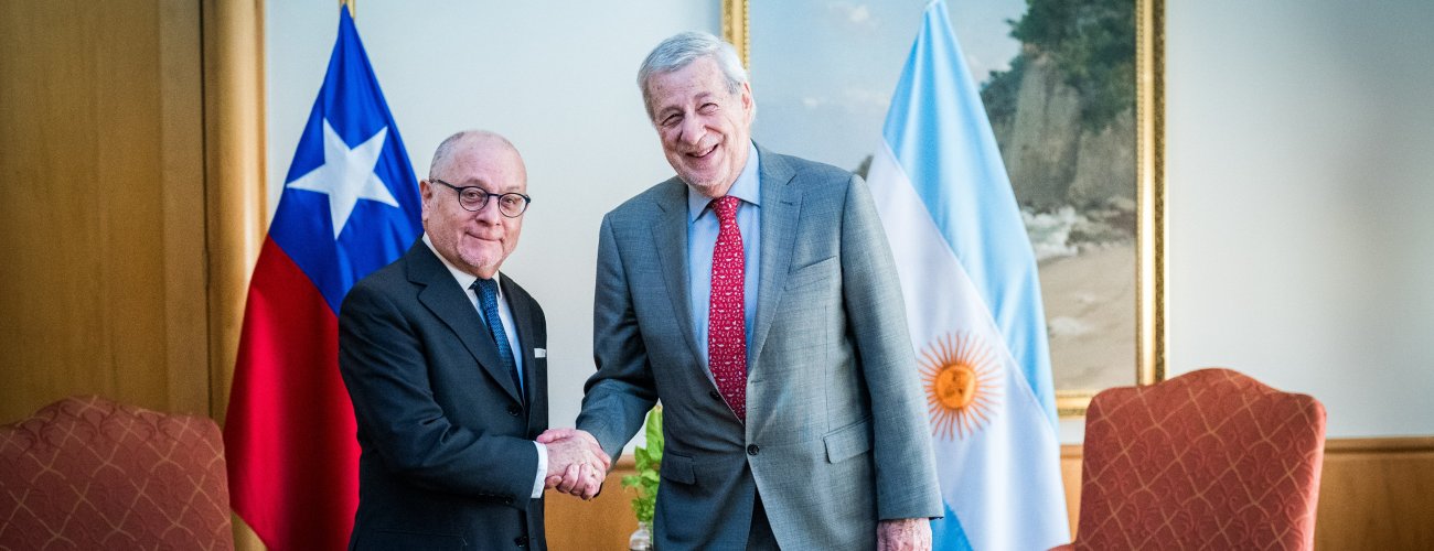 Canciller se reúne con embajador de Argentina en Chile