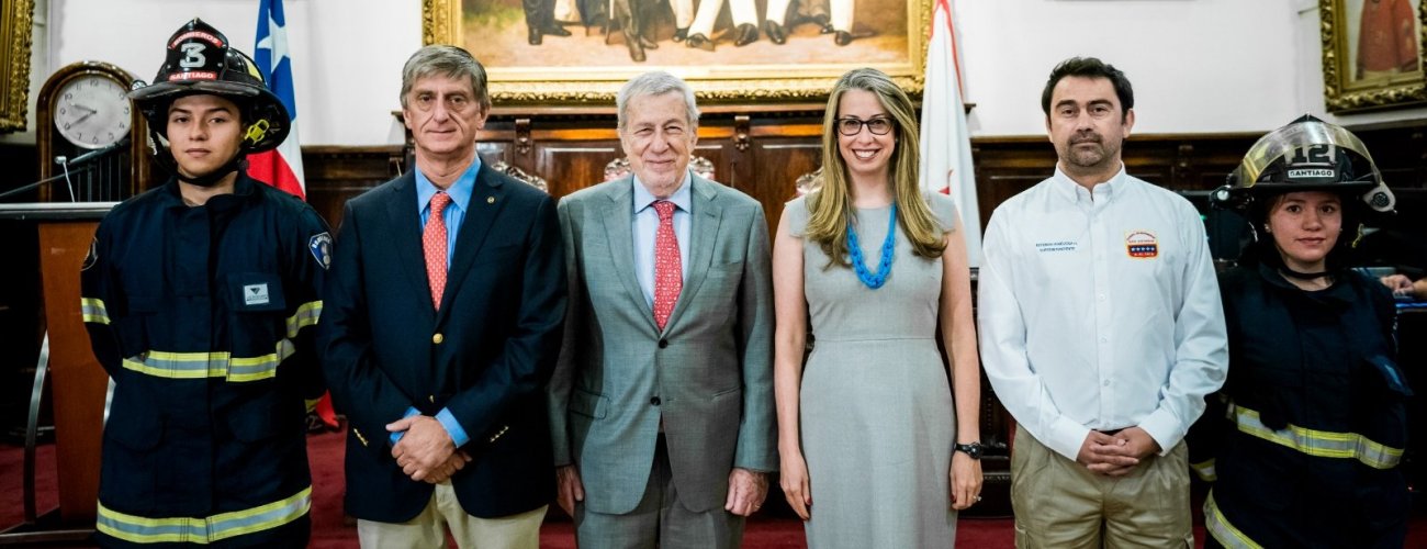 Canciller participa en donación de Embajada de Estados Unidos a los Cuerpos de Bomberos de Santiago y San Antonio
