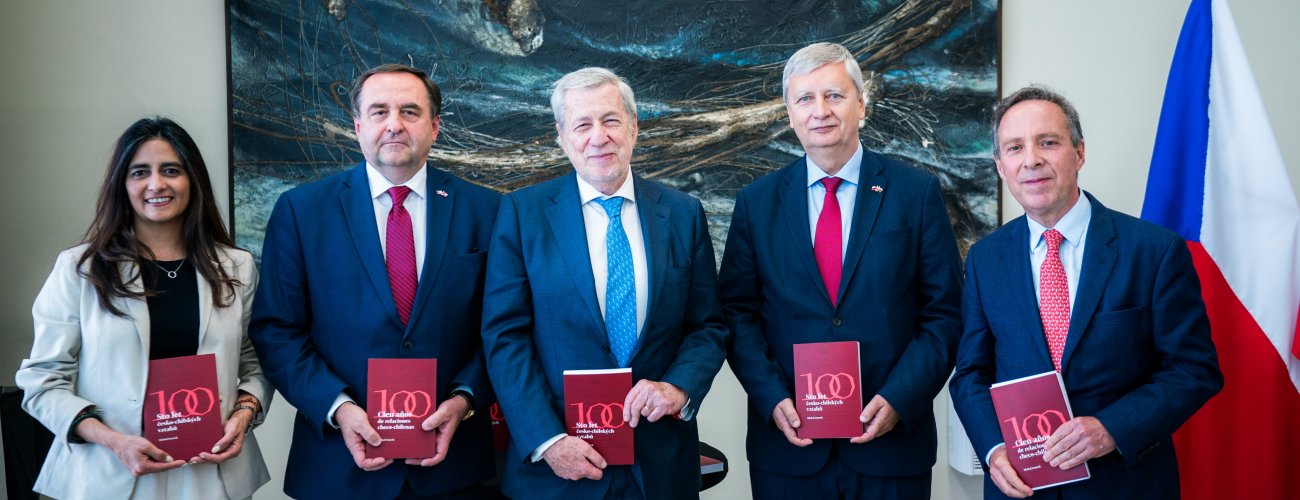 Ministro van Klaveren presenta el libro “Cien años de relaciones checo-chilenas”