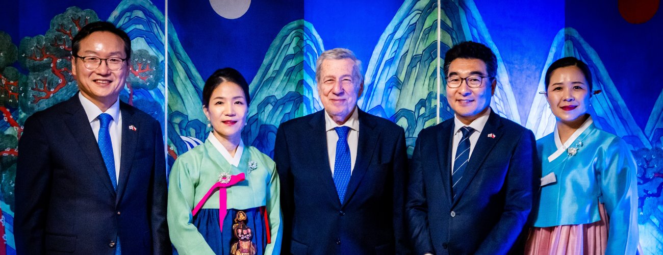 Ministro Alberto van Klaveren destaca alianza estratégica entre Chile y Corea en la celebración de su día nacional