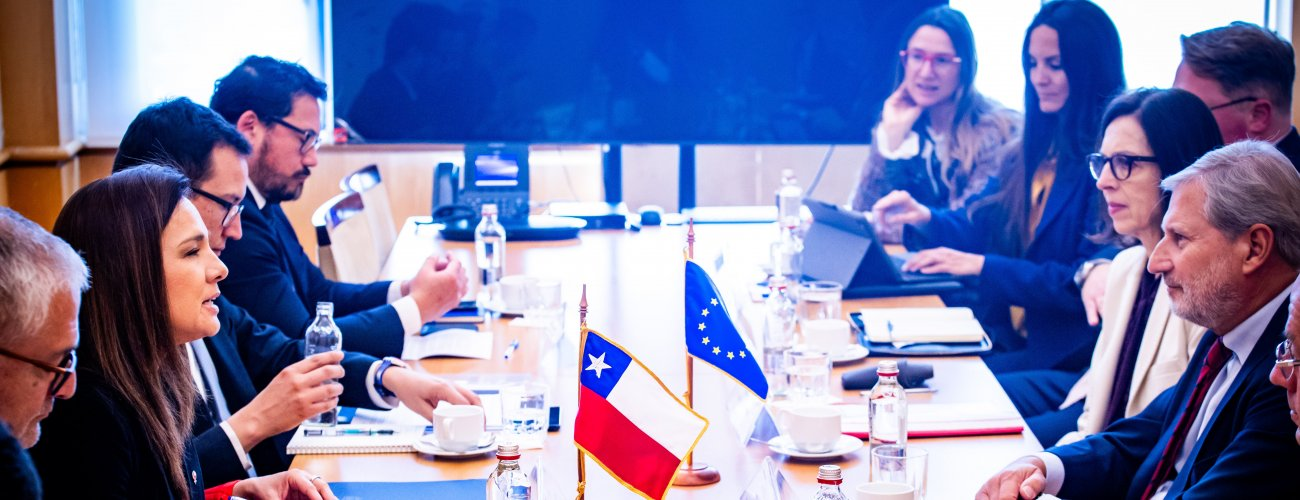 Ministra (s) se reúne con el comisario de Presupuesto de la Comisión Europea