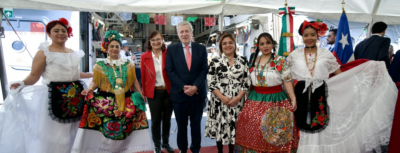 Canciller asiste al aniversario de la independencia de México