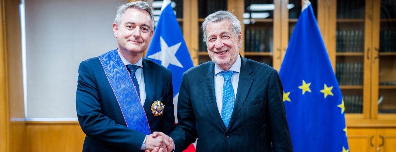 Ministro condecora con la Orden al Mérito al embajador de la Unión Europea en Chile