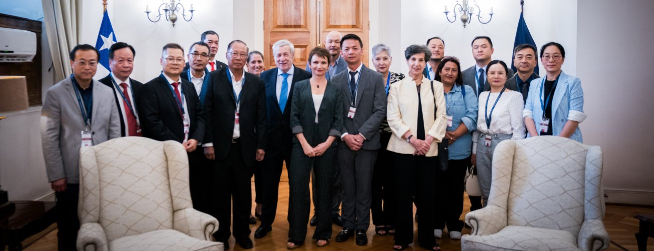 Ministro van Klaveren participa en entrega de donación de la Sociedad de Beneficencia China