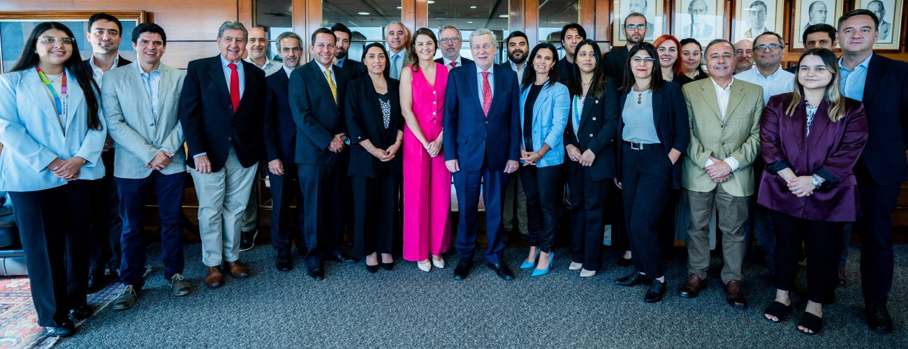Canciller se reúne con miembros de la Cámara de Comercio de Santiago