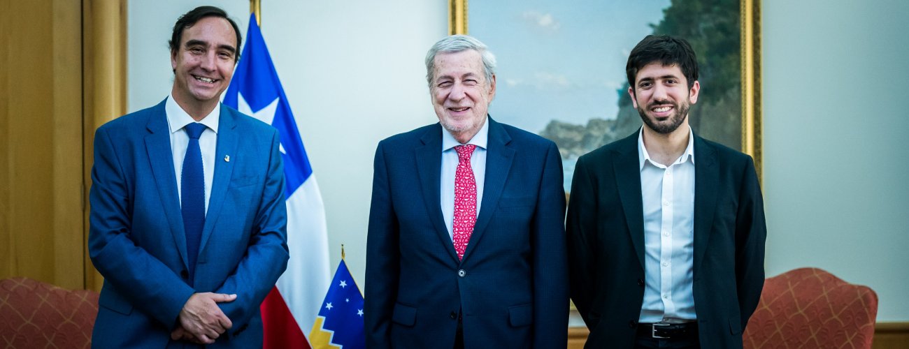 Canciller Alberto van Klaveren se reúne con autoridades de la Región de Magallanes