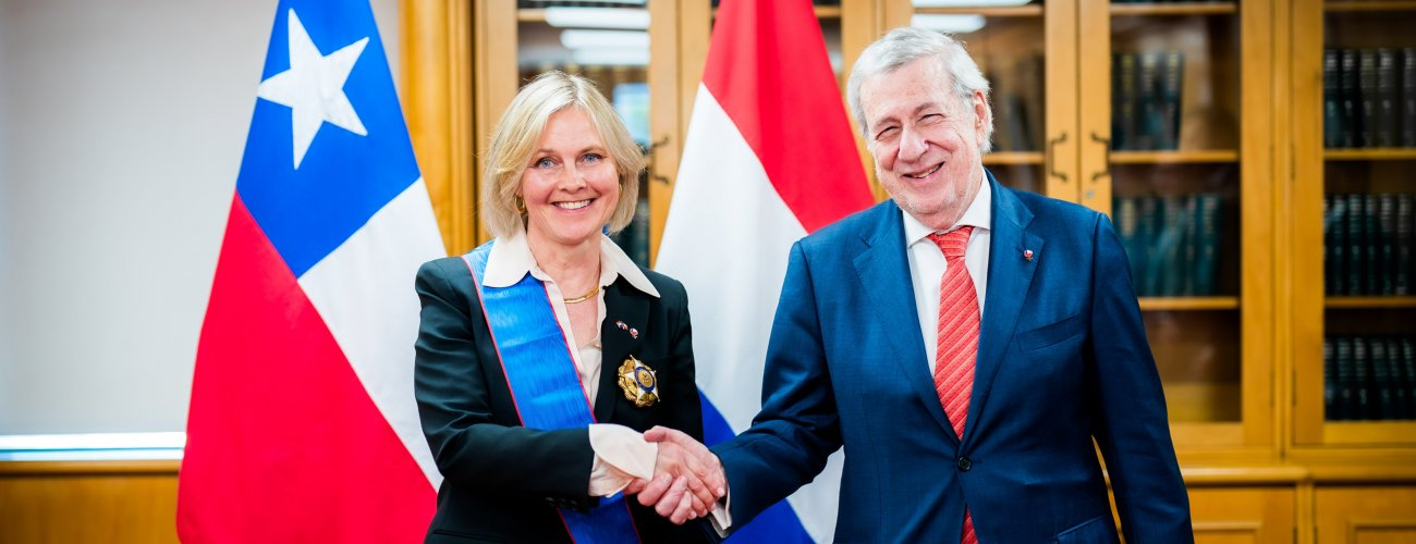 Ministro condecora a embajadora de Países Bajos en Chile y destaca la colaboración en hidrógeno verde