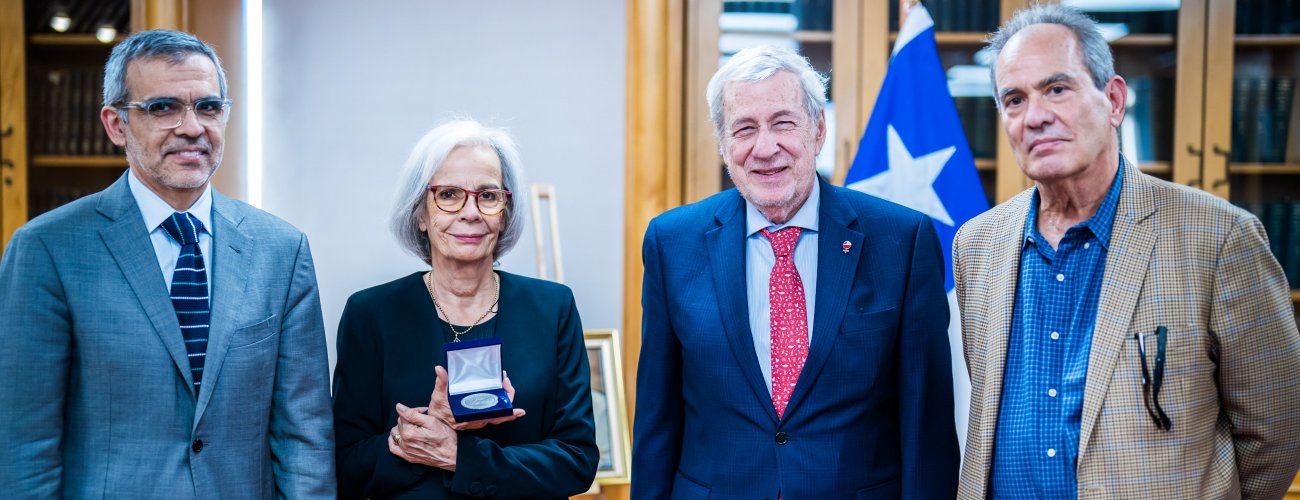 Canciller entrega de manera póstuma la Medalla del Ministerio de Relaciones Exteriores al Dr. Cristián Orrego