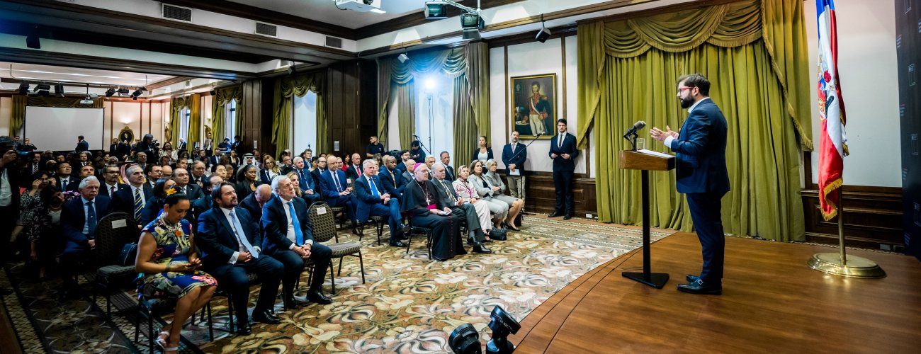 Canciller Alberto van Klaveren acompaña al Presidente en saludo al Cuerpo Diplomático