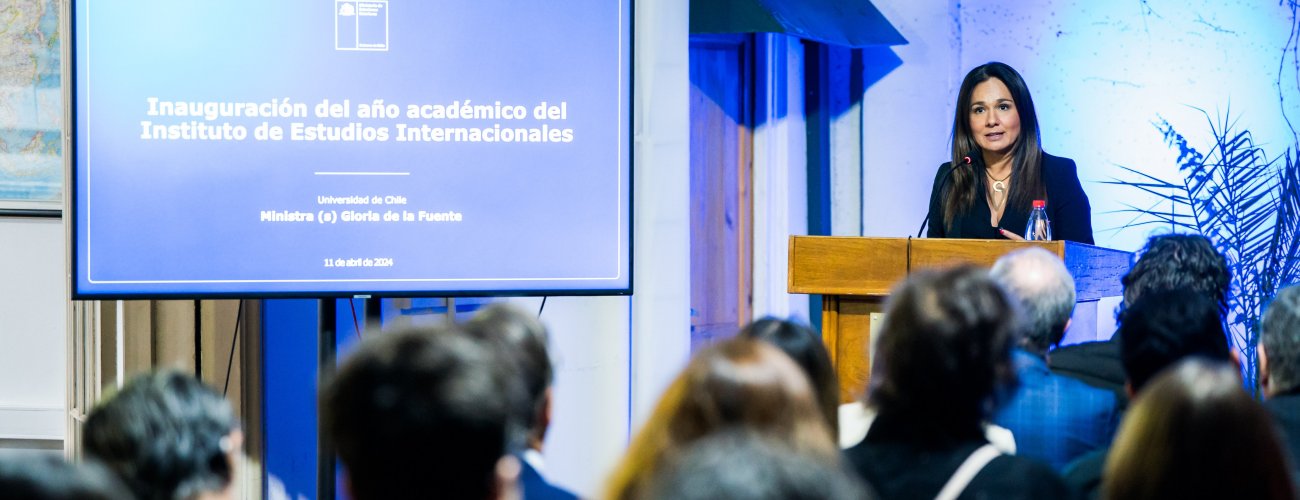 Canciller (s) Gloria de la Fuente encabeza inauguración del año académico del Instituto de Estudios Internacionales de la Universidad de Chile