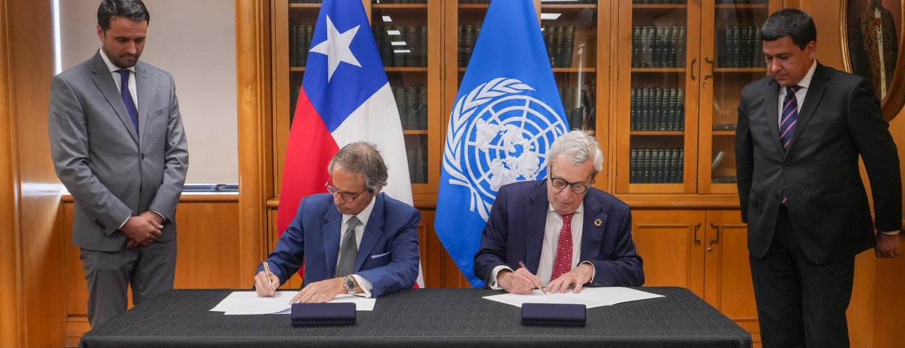 Chile y OIEA firman memorándum de entendimiento para el control de contaminación por plásticos en la Antártica