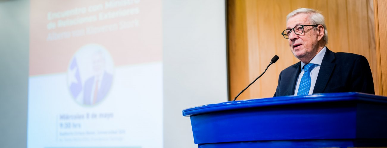 Ministro Alberto van Klaveren expone sobre la política comercial chilena en encuentro con la Cámara Española