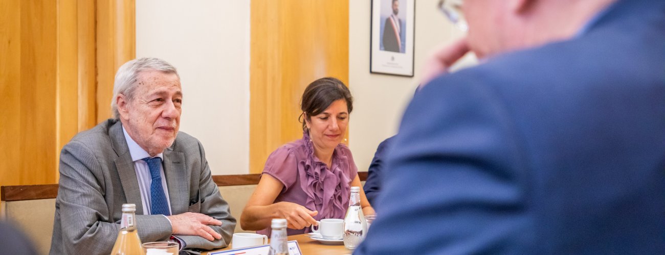 Ministro de Relaciones Exteriores sostiene reunión con delegación del CERN