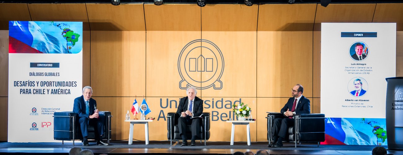 Ministro Alberto van Klaveren participa en conversatorio sobre los desafíos para Chile y la región, junto con el secretario general de la OEA