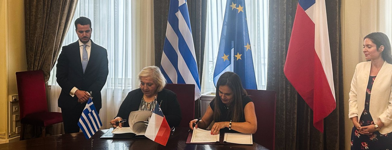 Subsecretaria encabeza la V Reunión de Consultas Políticas con Grecia y firma acuerdo en materia de género en Atenas