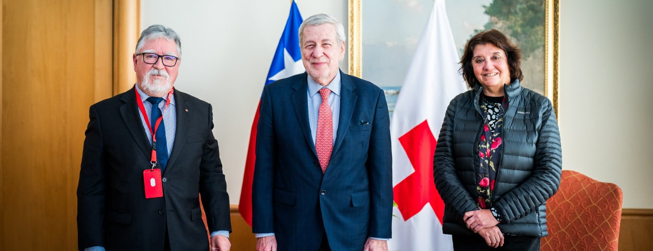 Canciller se reúne con el presidente de la Cruz Roja chilena