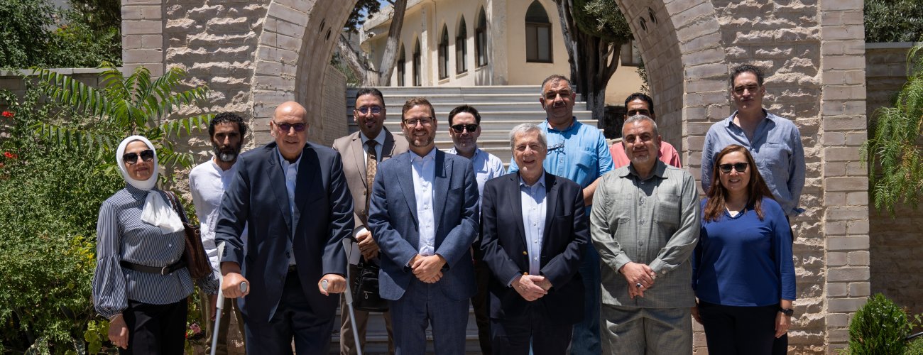 Canciller visita centro de formación profesional para refugiados palestinos en Jordania