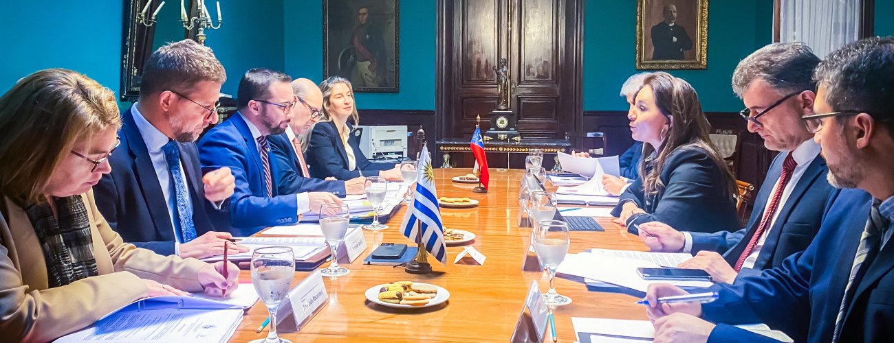Chile y Uruguay realizan consultas políticas y destacan el sólido presente de la relación bilateral