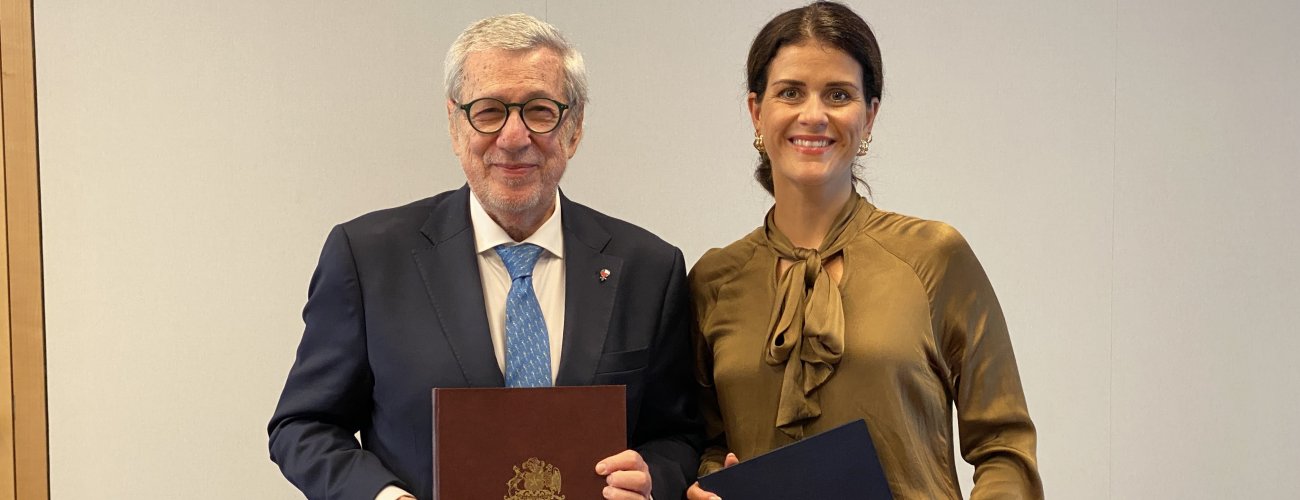 Canciller firma acuerdo de Working Holiday entre Chile e Islandia