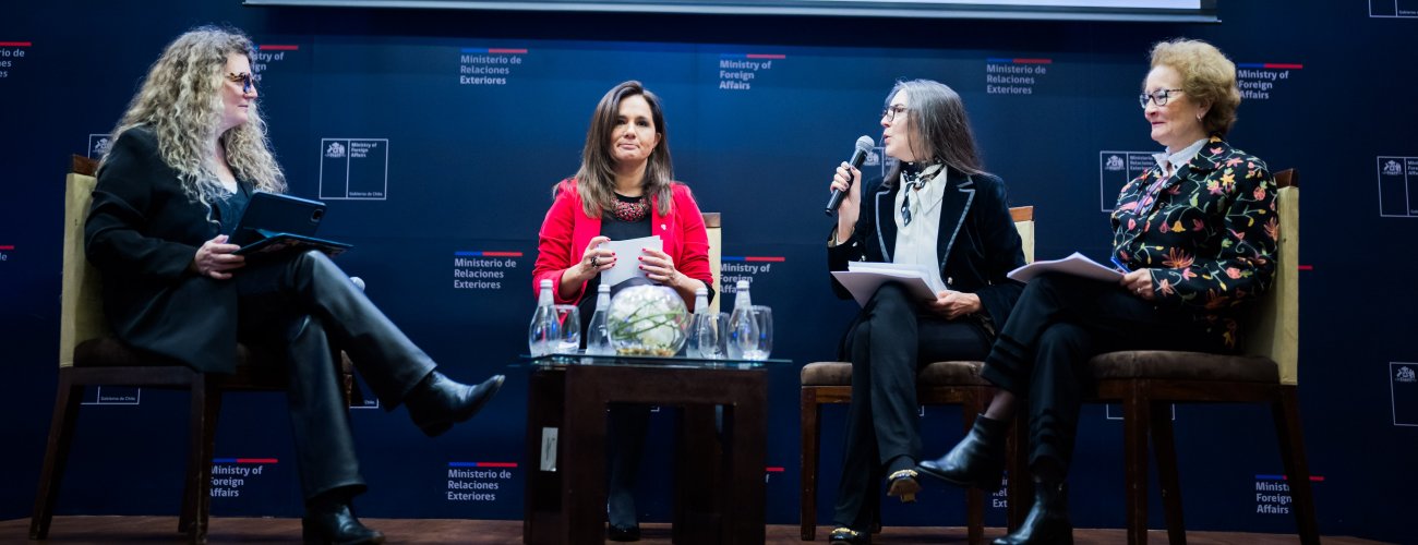 Cancillería y la Asociación Mundial de Mujeres Periodistas y Escritoras realizan conversatorio sobre periodismo y democracia