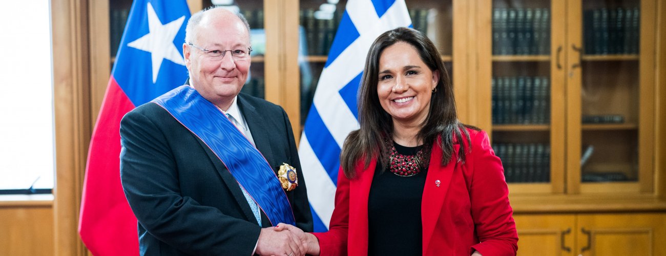 Canciller (s) condecora a embajador de Grecia por el término de su misión en el país