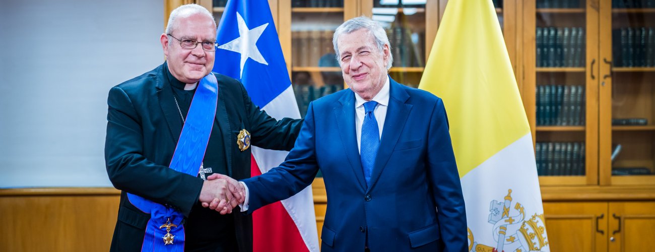 Canciller condecora al nuncio apostólico con la Orden al Mérito de Chile