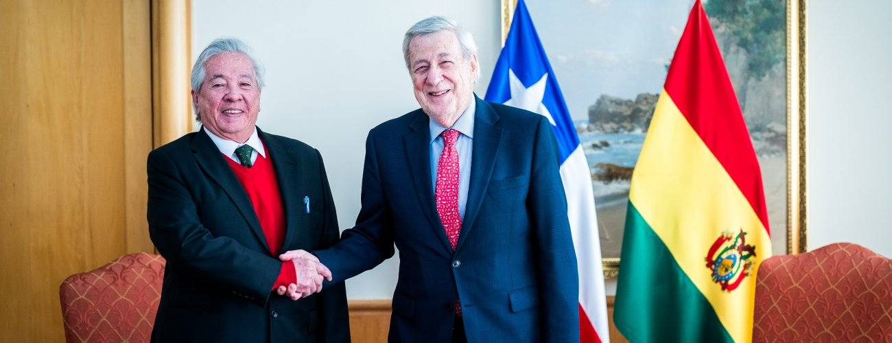 Canciller se reúne con cónsul general de Bolivia en Chile