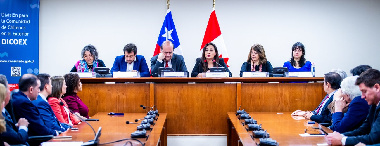 Subsecretaria presenta libro que reúne testimonios del exilio chileno en Canadá