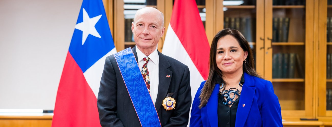 Subsecretaria condecora a embajador de Austria en Chile
