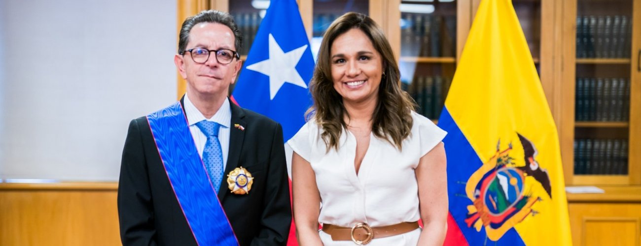 Subsecretaria de Relaciones Exteriores condecora a exembajador de Ecuador en Chile