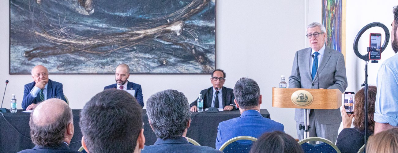Canciller participa en presentación de libro póstumo del diplomático Abraham Quezada