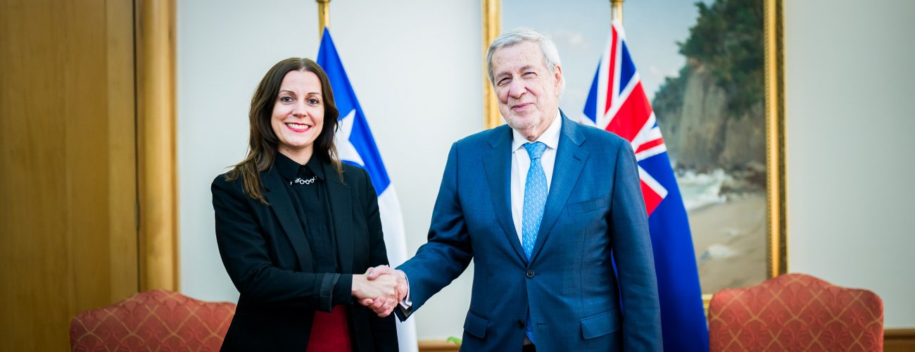Ministro sostiene reunión con embajadora de Nueva Zelandia en Chile