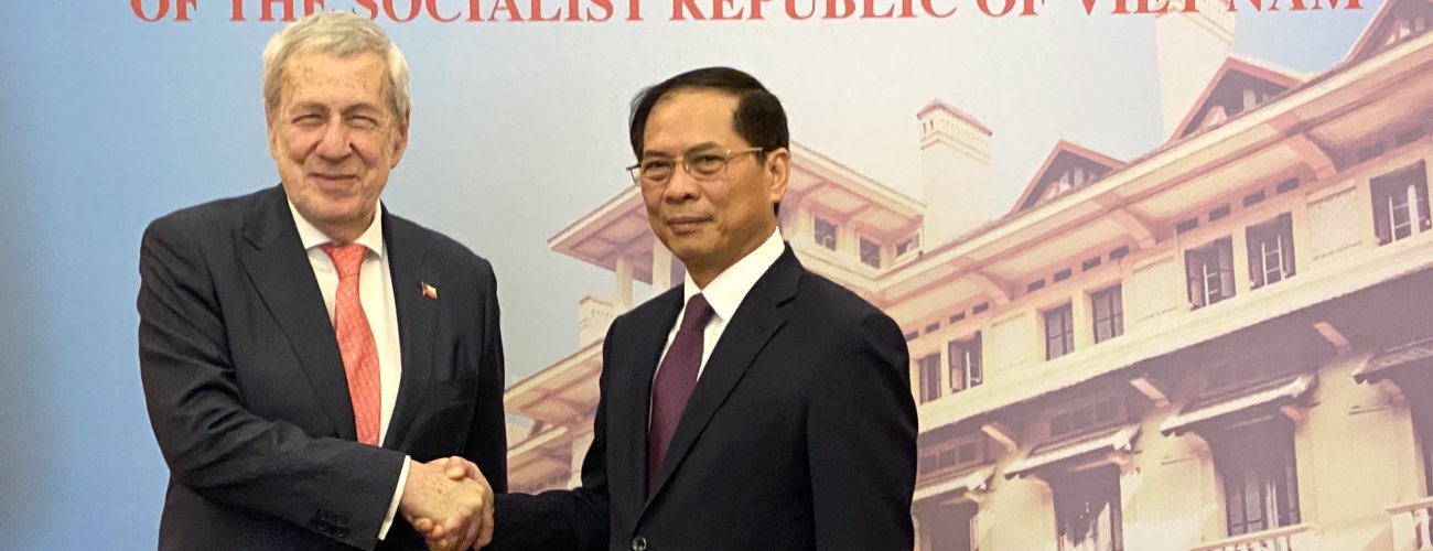 Ministro van Klaveren inicia gira por Asia y se reúne con su par de Vietnam