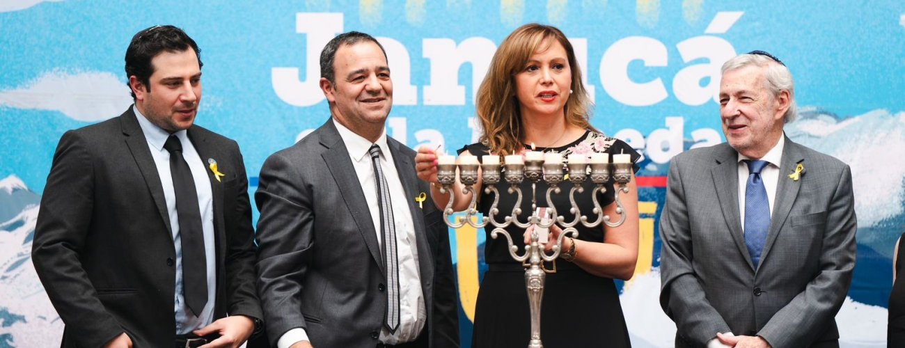 Canciller participa en celebración de Janucá en La Moneda