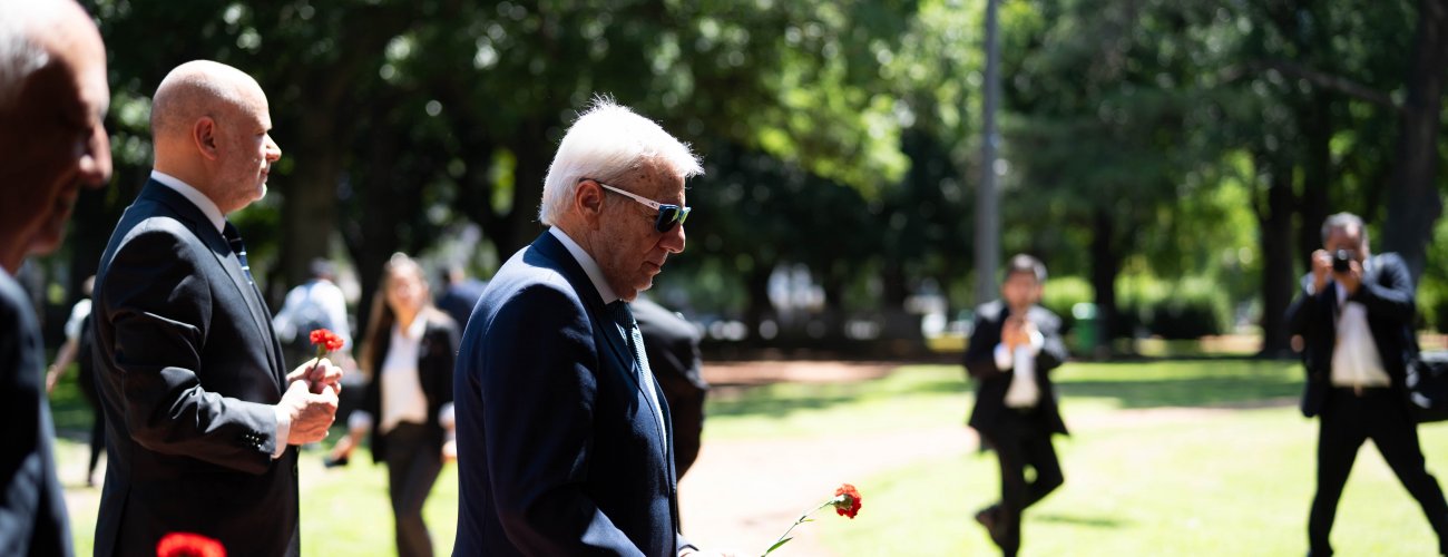 Ministro Alberto van Klaveren visita memorial de detenidos desaparecidos chilenos en Argentina