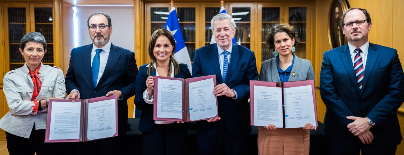 Cancillería y la CAF firman convenio de cooperación para apoyar la presencia de Chile en la COP28