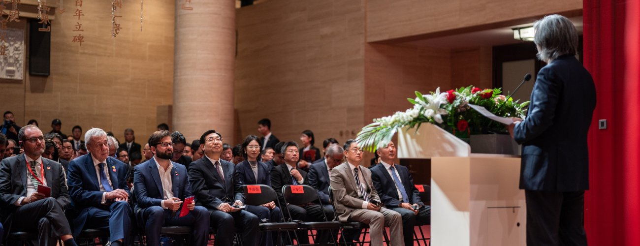 Canciller participa en inauguración de exposición de José Venturelli, artista chileno que promovió la cultura del país en China