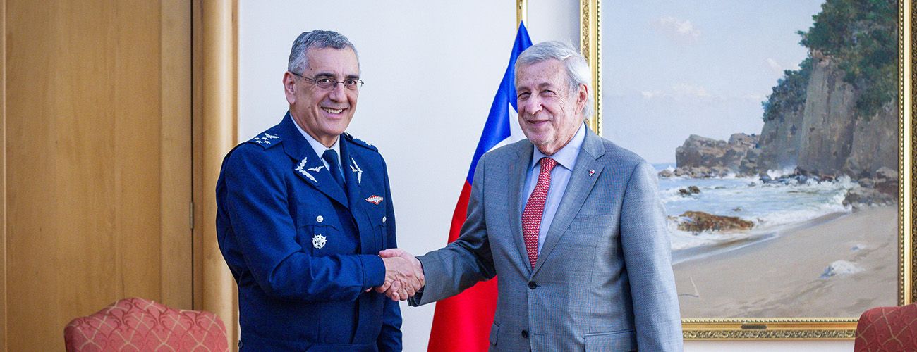 Canciller recibe a comandante en Jefe de la FACh