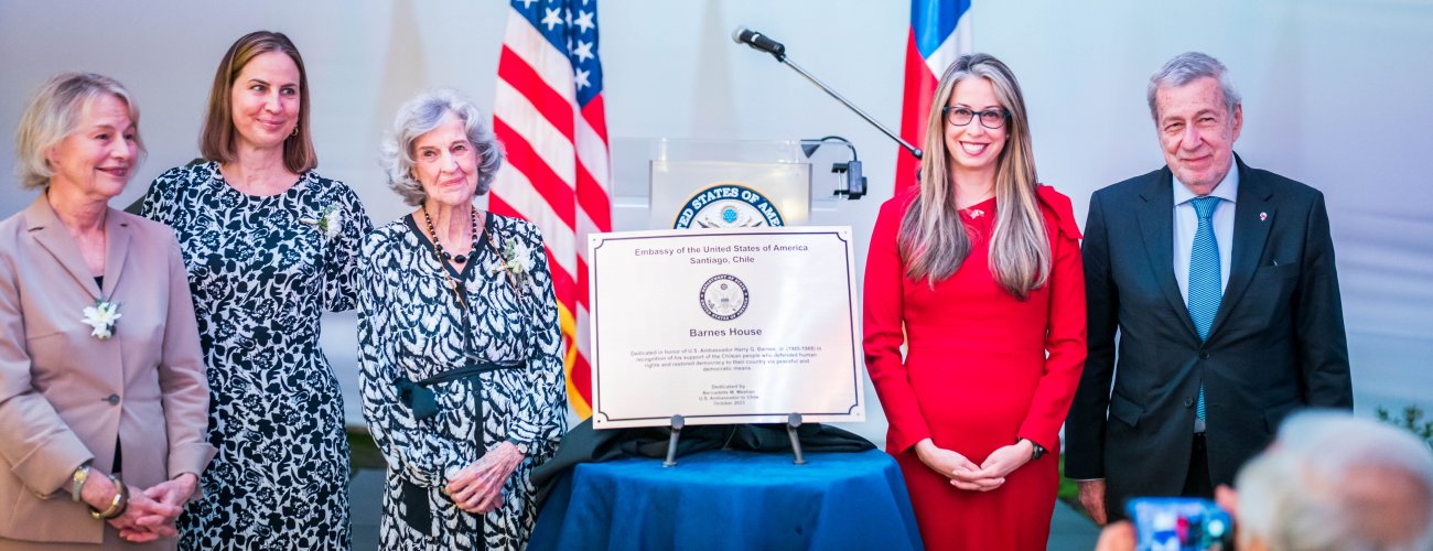 Canciller Alberto van Klaveren participa en homenaje al exembajador Harry Barnes